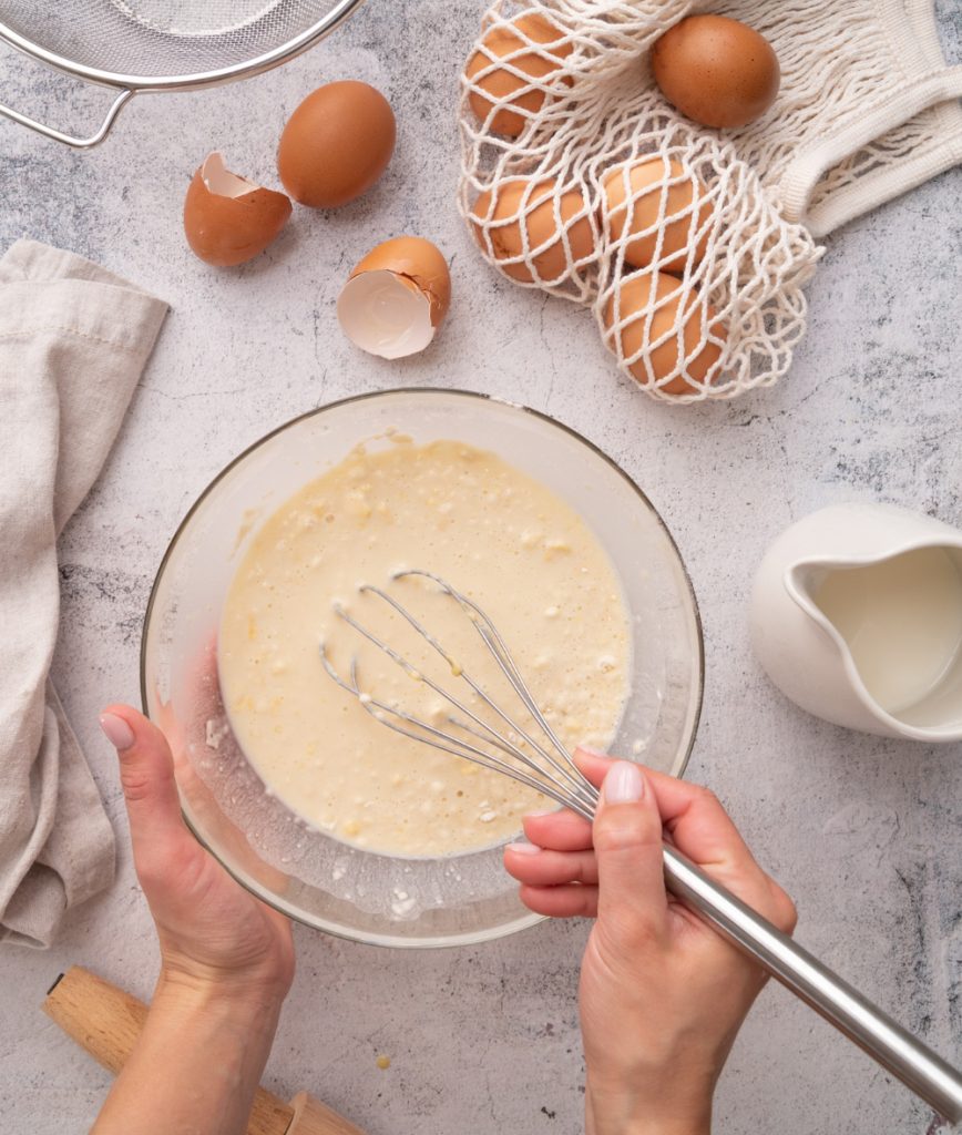 chef mezclando ingredientes de waffles