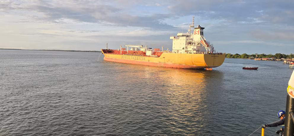 Barco de exportación de suministros en el mar