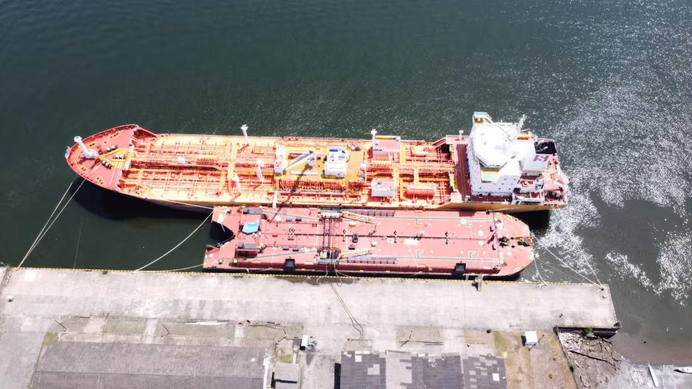 Barco de exportación de suministros en el mar de Tumaco