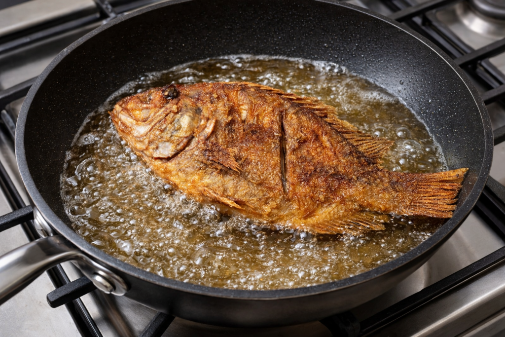 Mojarra friéndose en una sartén