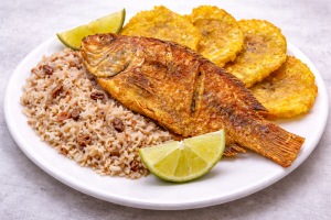 Plato de mojarra con arroz con coco