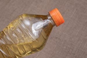 Aceite de cocina sobre el fondo de yute marrón